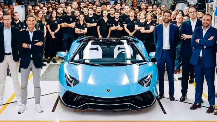 Last Ever Lamborghini Aventador Rolls Off Production Line (For Real This Time)