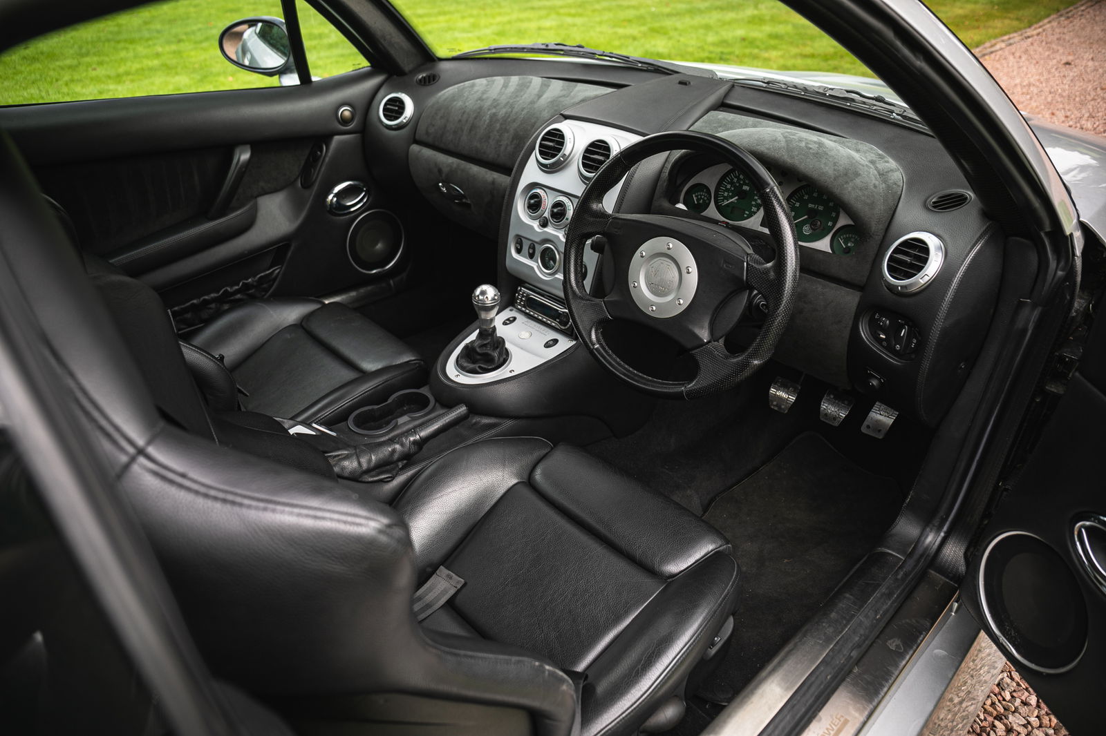 MG XPower SV-R - interior