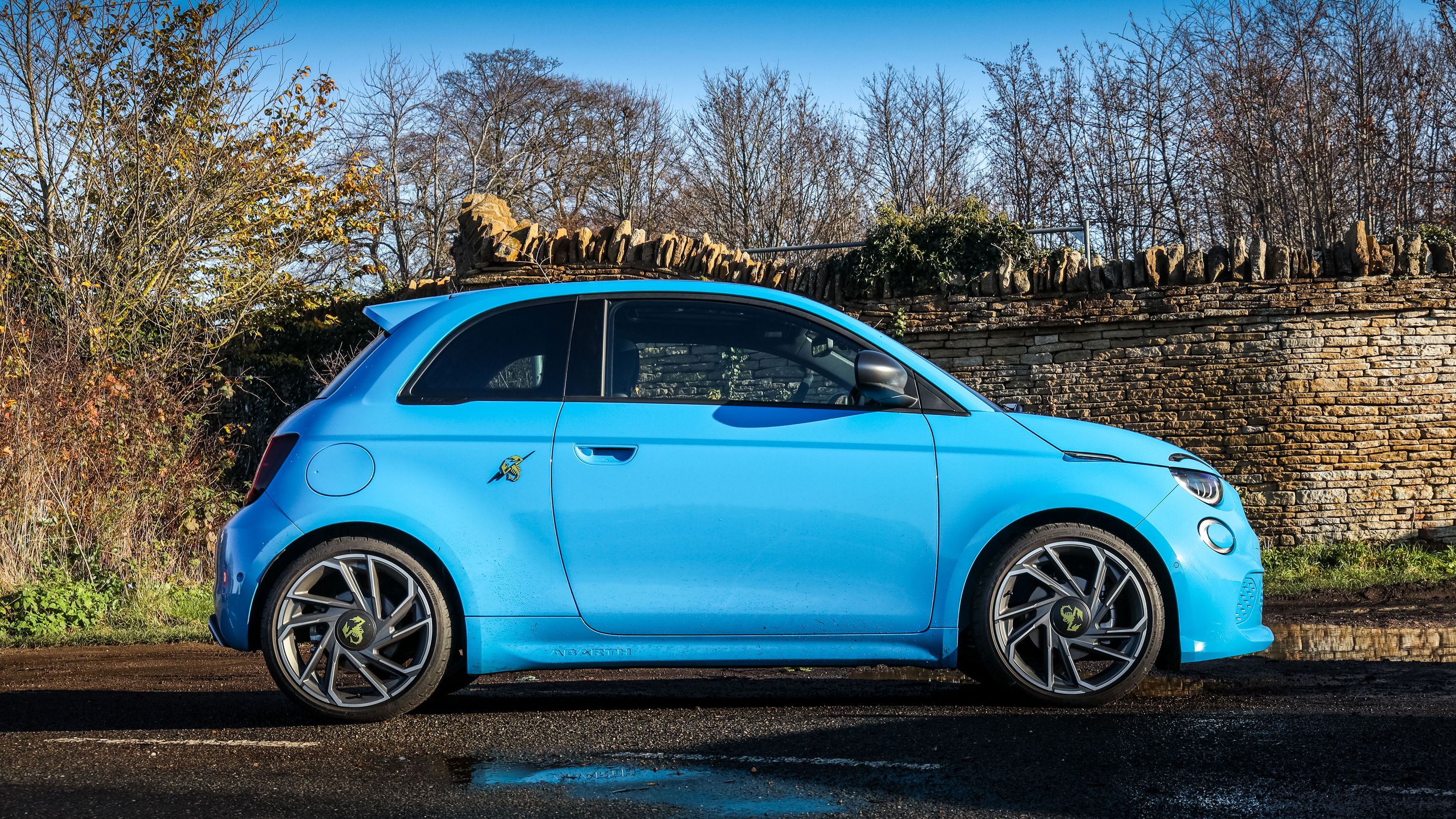 Abarth 500e - side