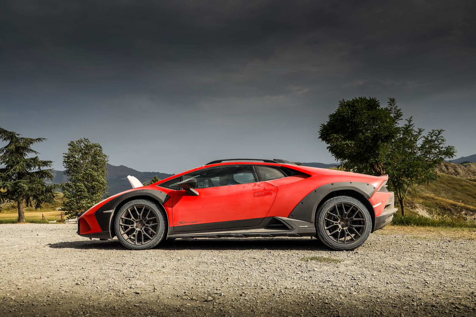 Lamborghini Huracan Sterrato - side