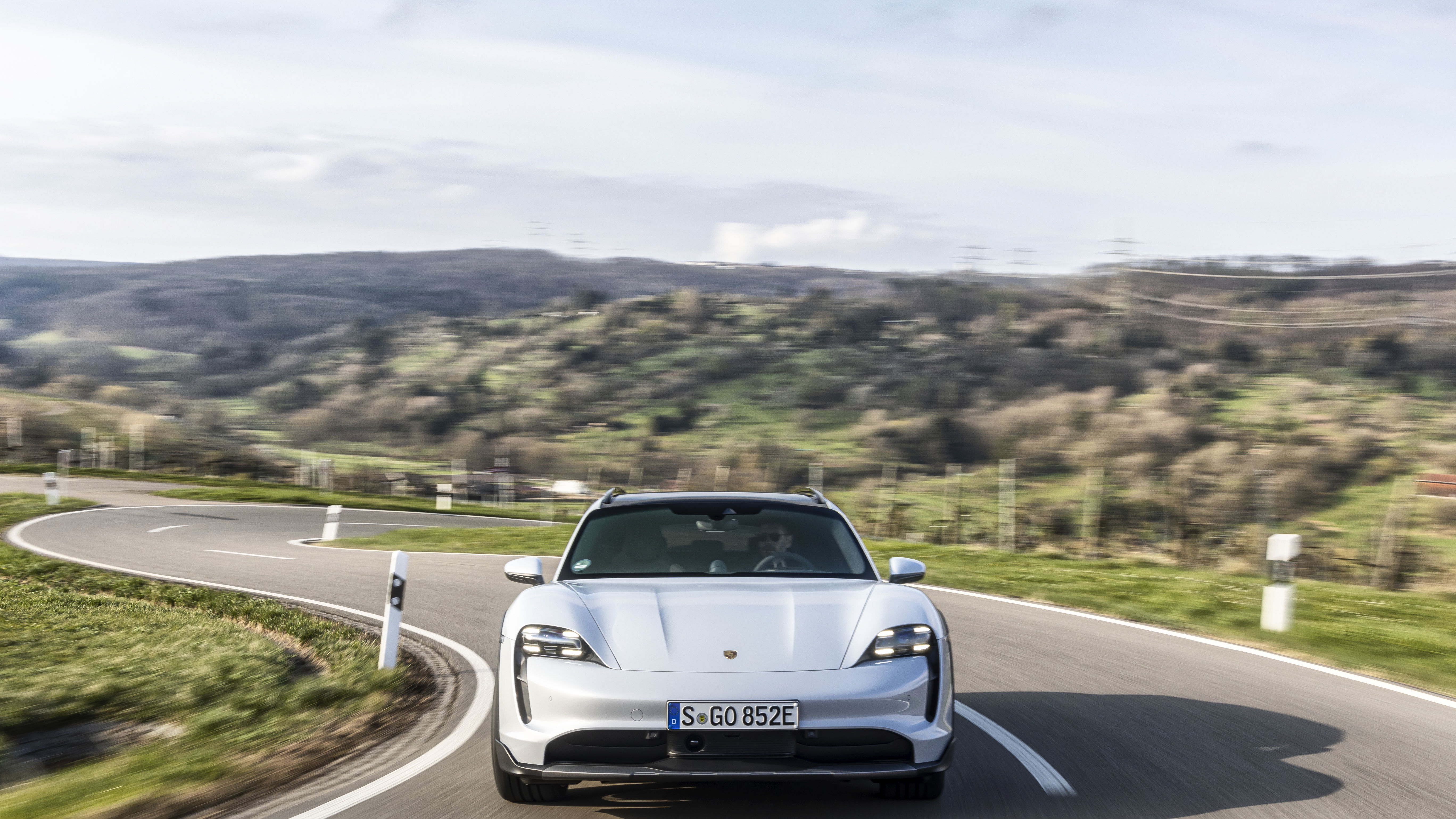 Porsche Taycan Cross Turismo - front