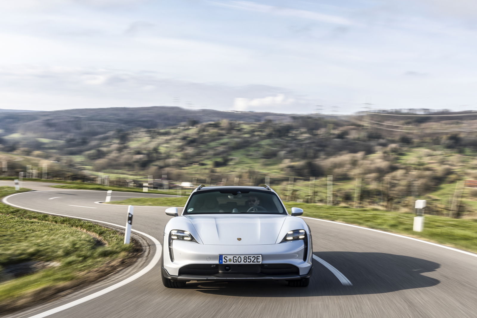Porsche Taycan Cross Turismo - front