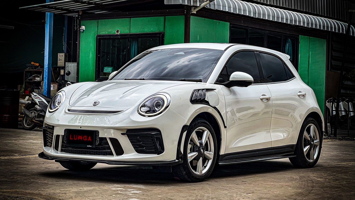 Ora Funky Cat Does Porsche 911 GT3 RS Cosplay With Weirdly Great Results