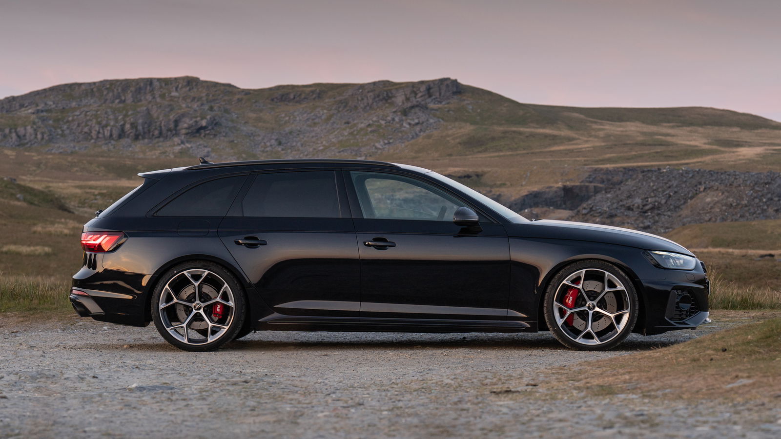 Audi RS4 Competition - side