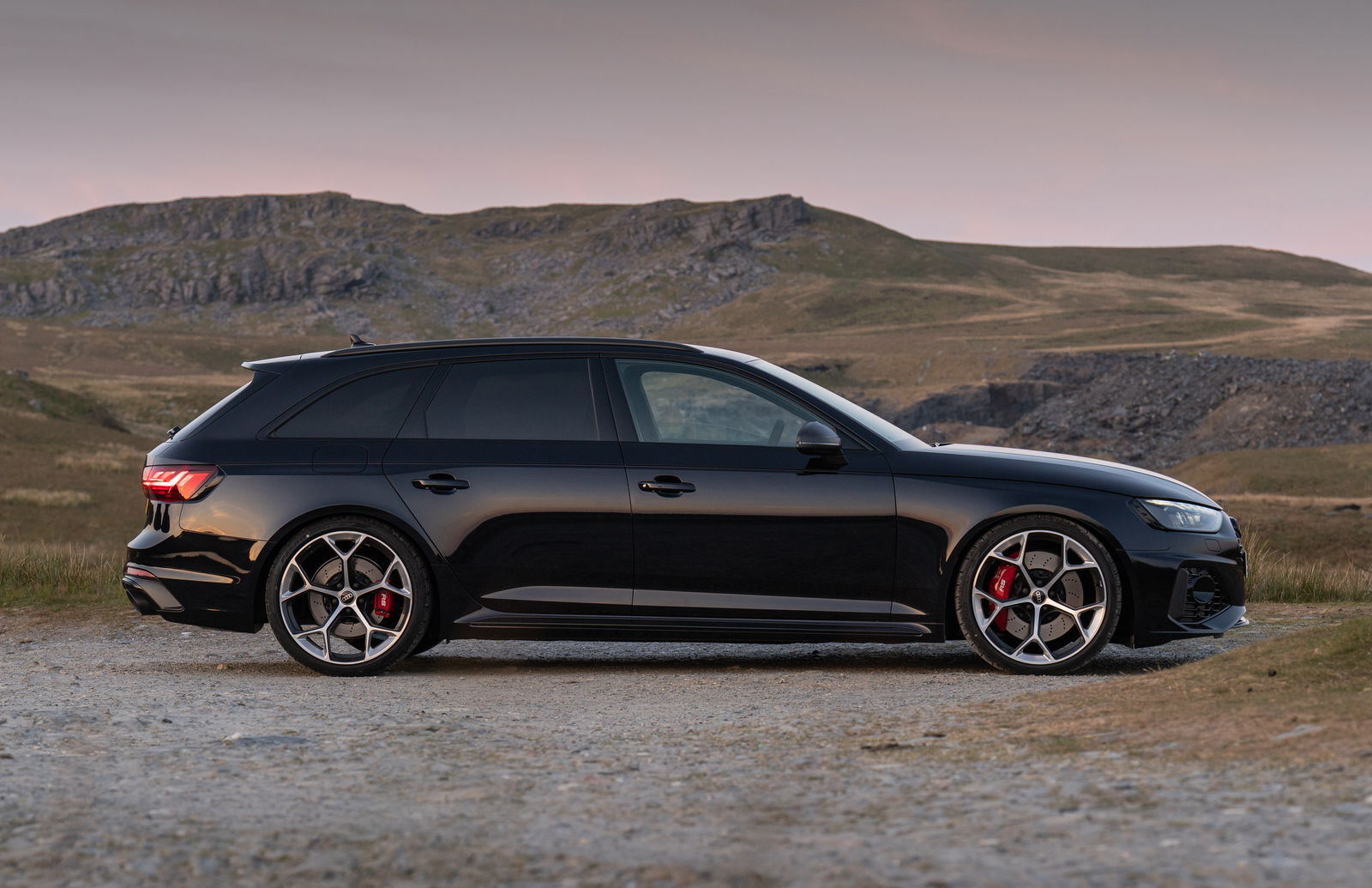 Audi RS4 Competition - side