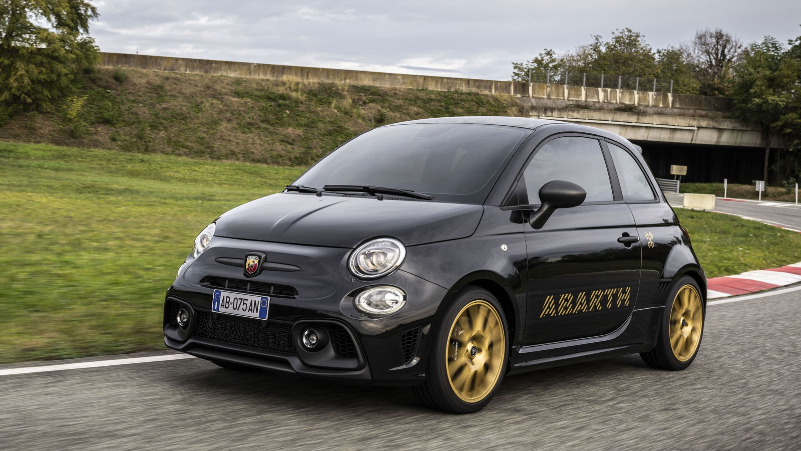 Abarth 695 75º Anniversario - front