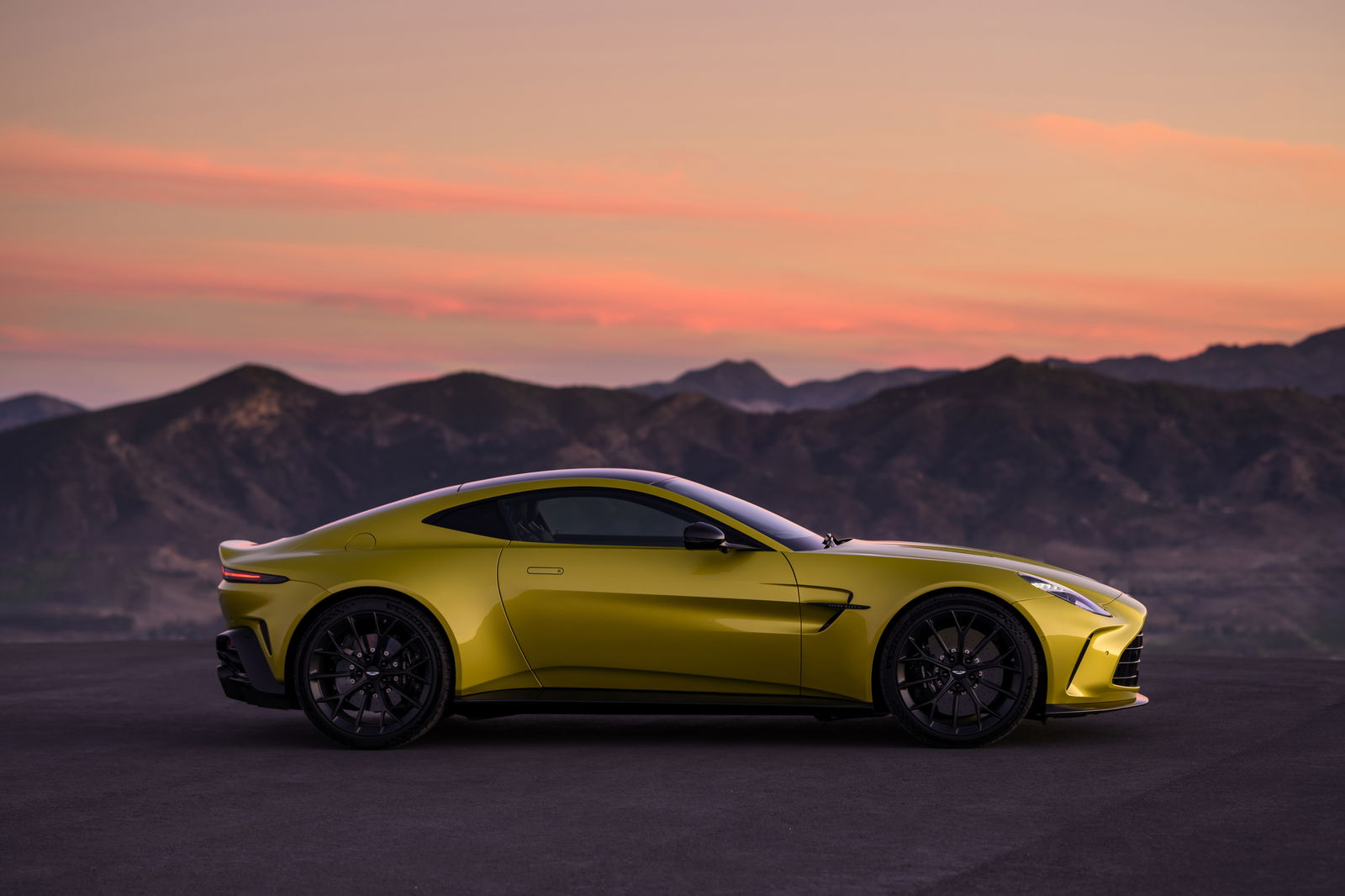 2024 Aston Martin Vantage - side