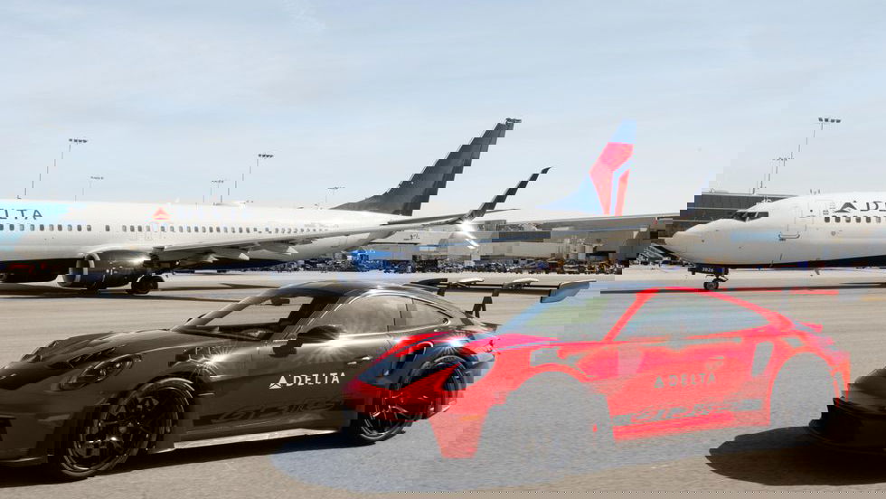 Porsche 911 GT3 RS in front of a Delta 737