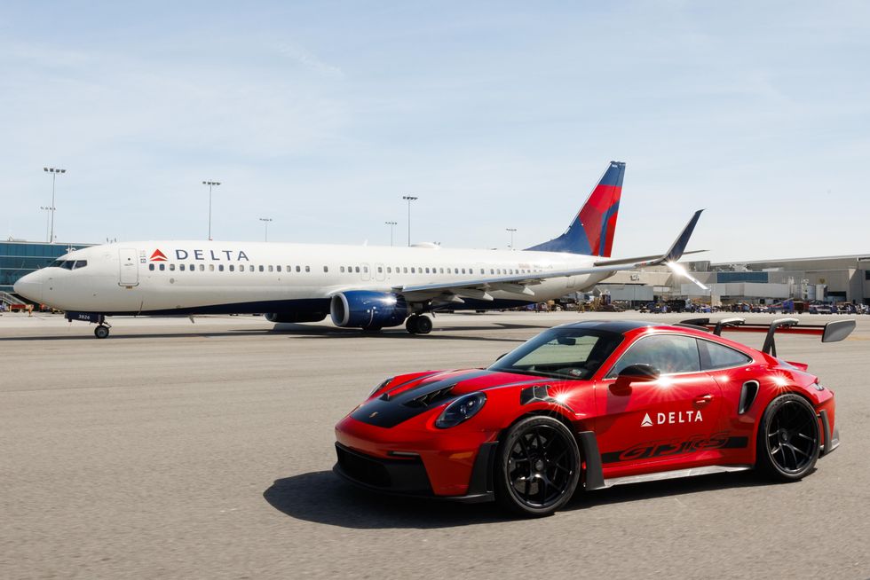 Porsche 911 GT3 RS in front of a Delta 737