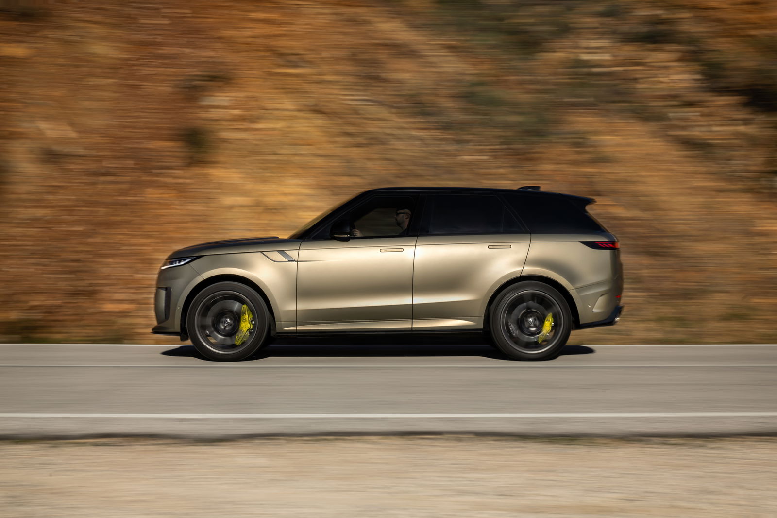 Range Rover Sport SV - driving