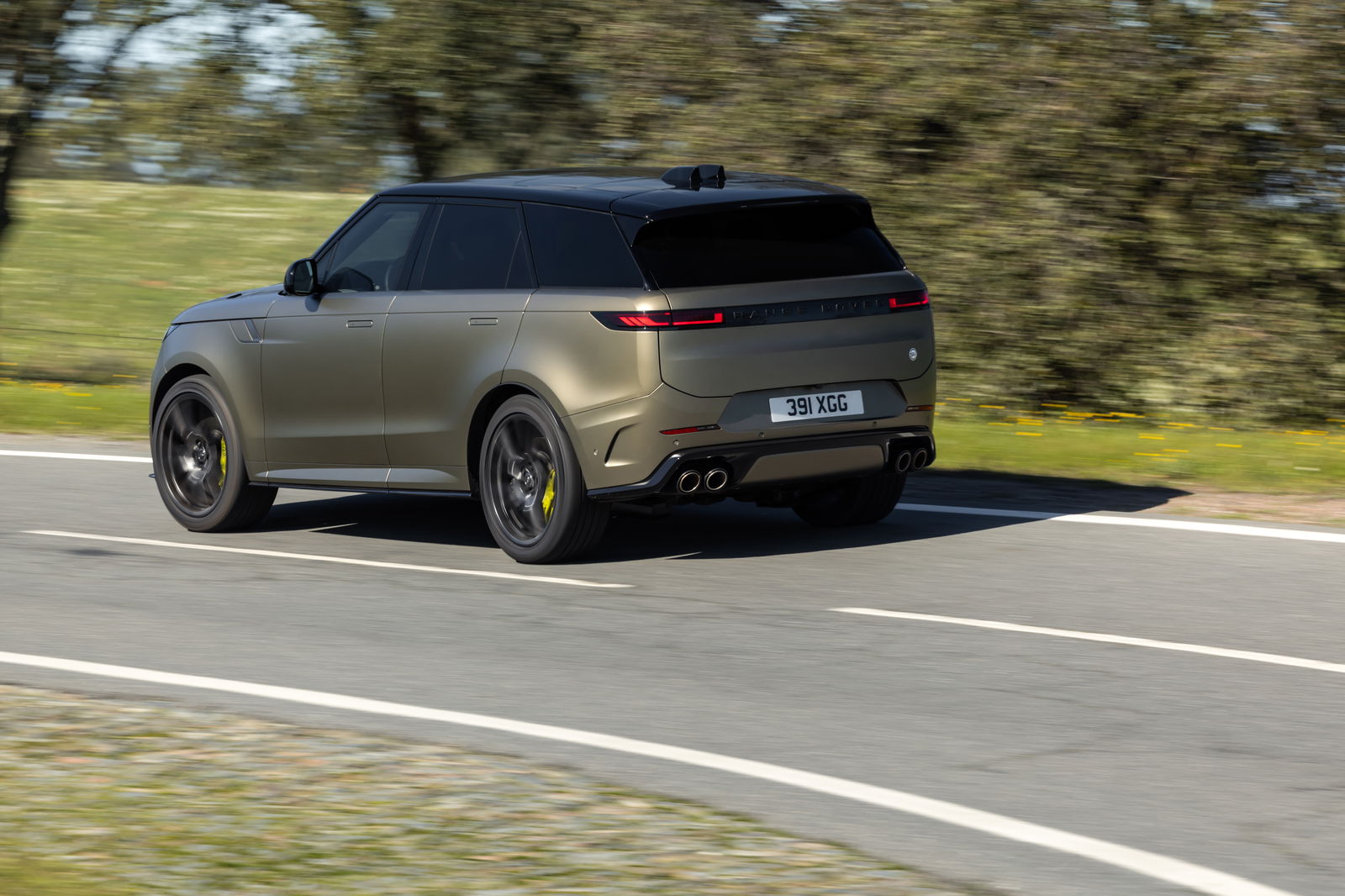 Range Rover Sport SV - road driving