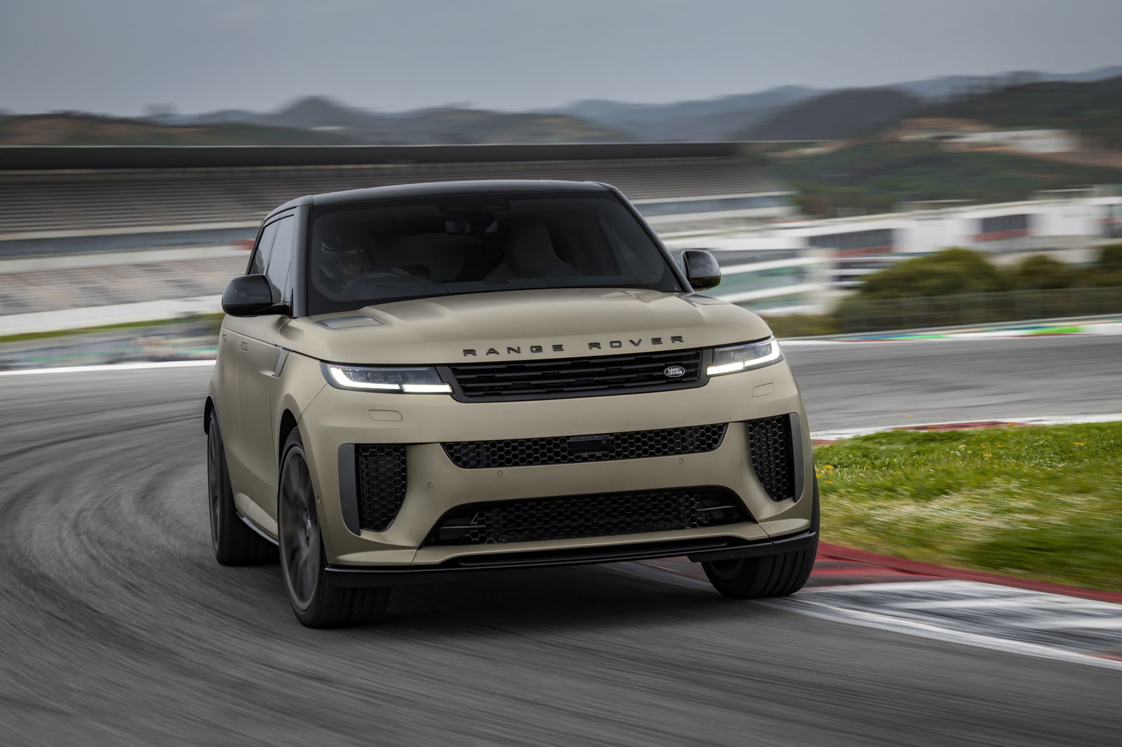 Range Rover Sport SV - track driving
