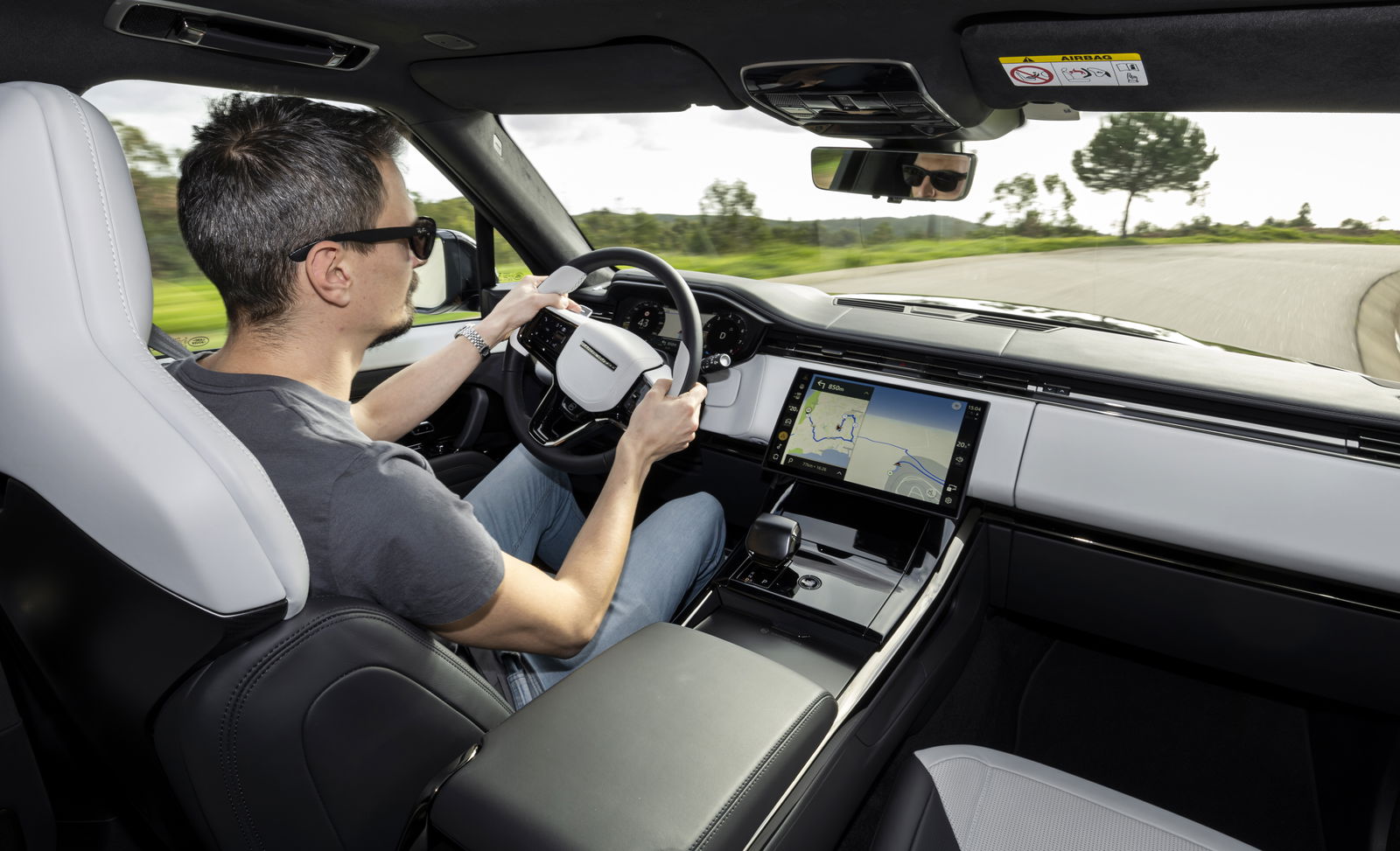 Range Rover Sport SV - interior driving
