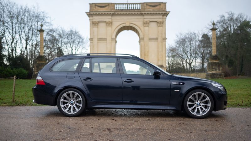 BMW M5 Touring - side