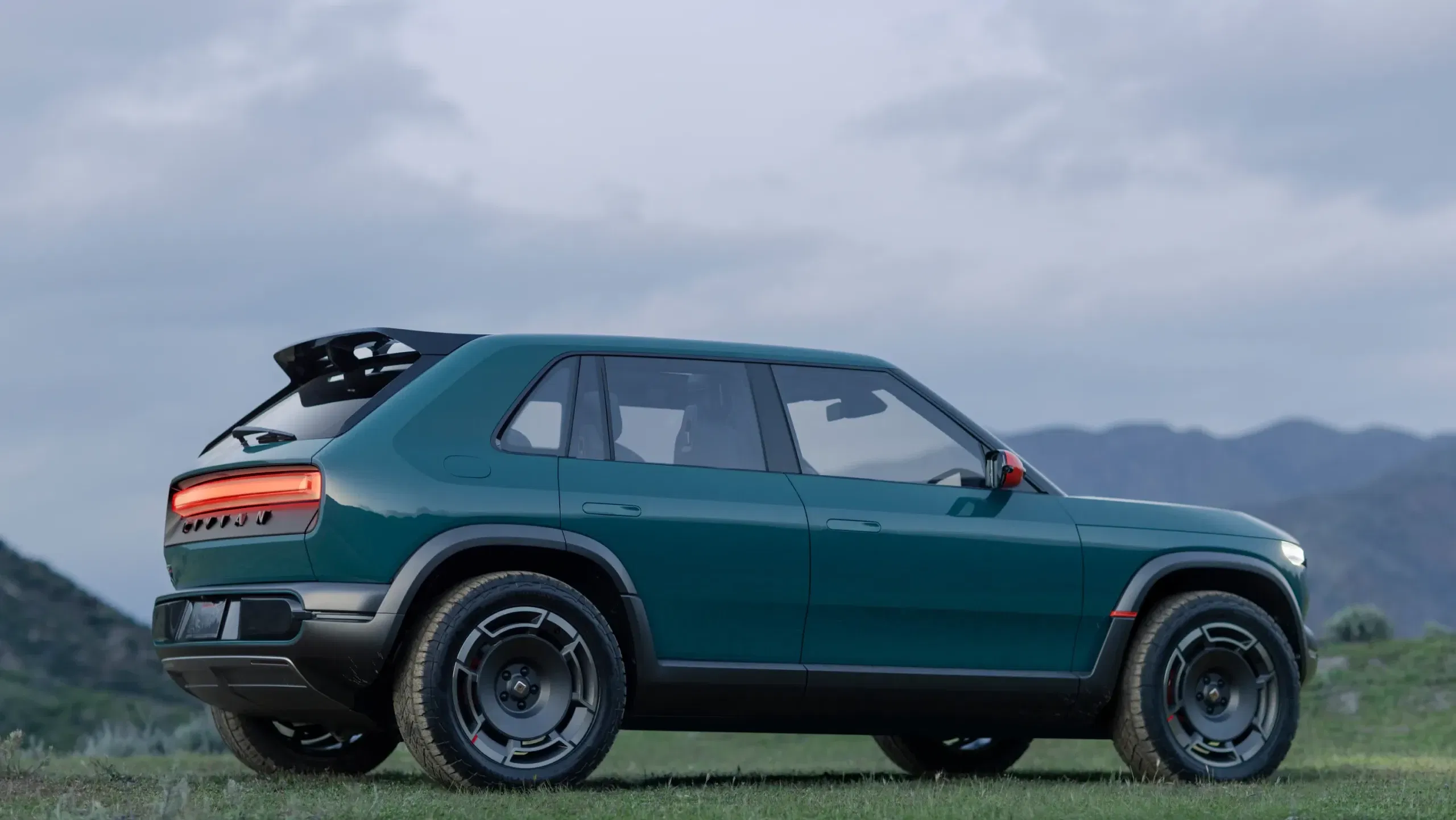 Rivian R3X - side