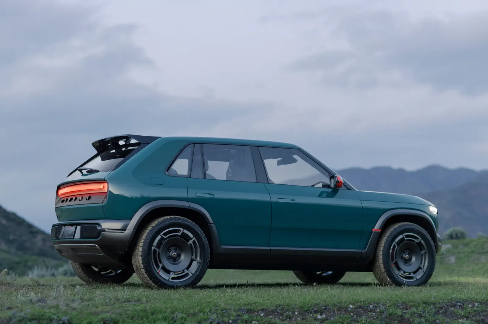 Rivian R3X - side