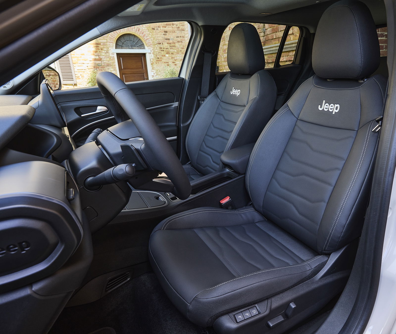 Jeep Avenger e-Hybrid - interior