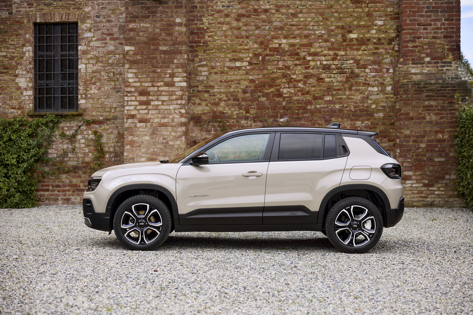 Jeep Avenger e-Hybrid - side