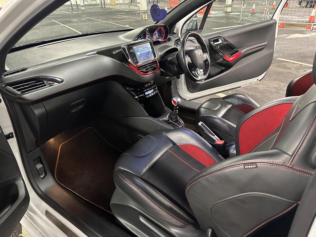 Peugeot 208 GTi - interior