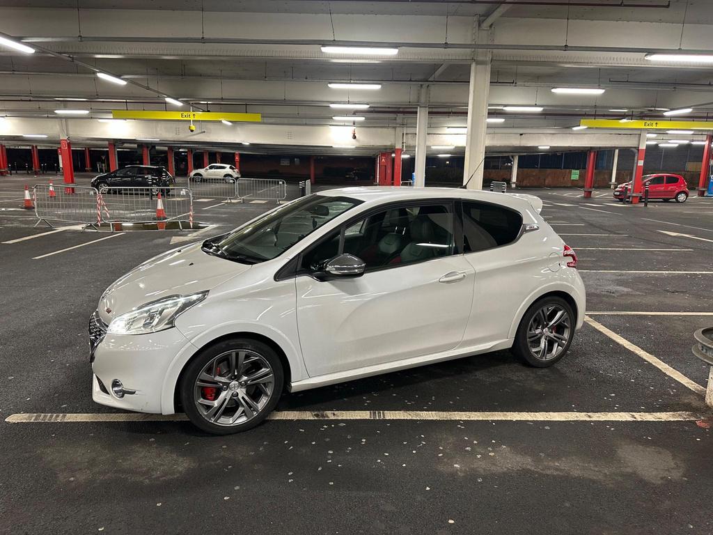 Peugeot 208 GTi - side