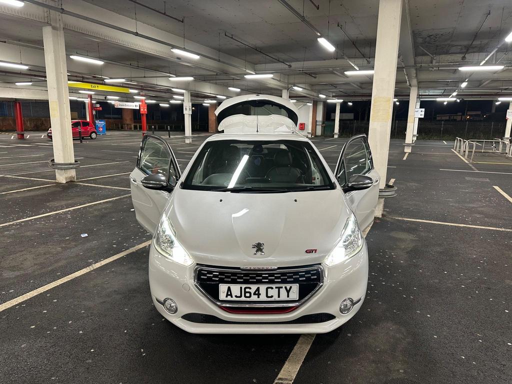 Peugeot 208 GTi - front