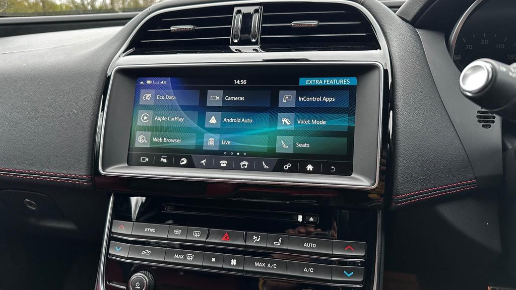 Jaguar XE S - infotainment