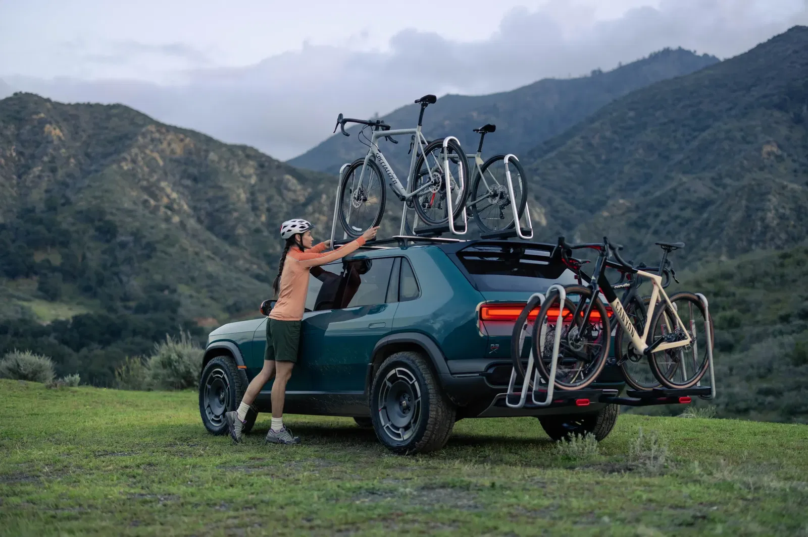 Rivian R3X - rear