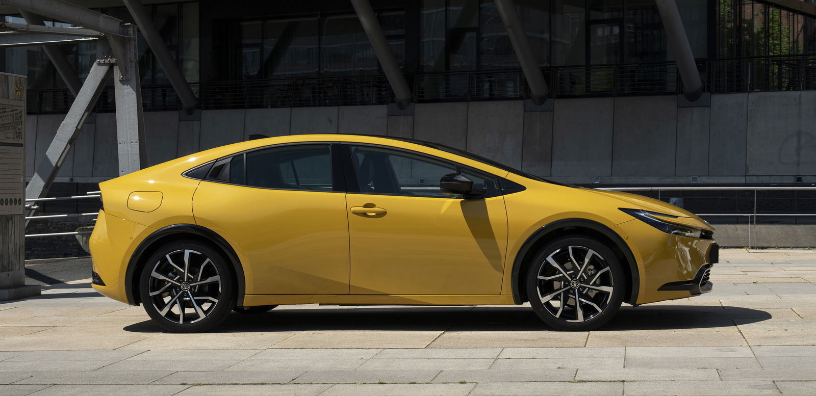 Toyota Prius - side
