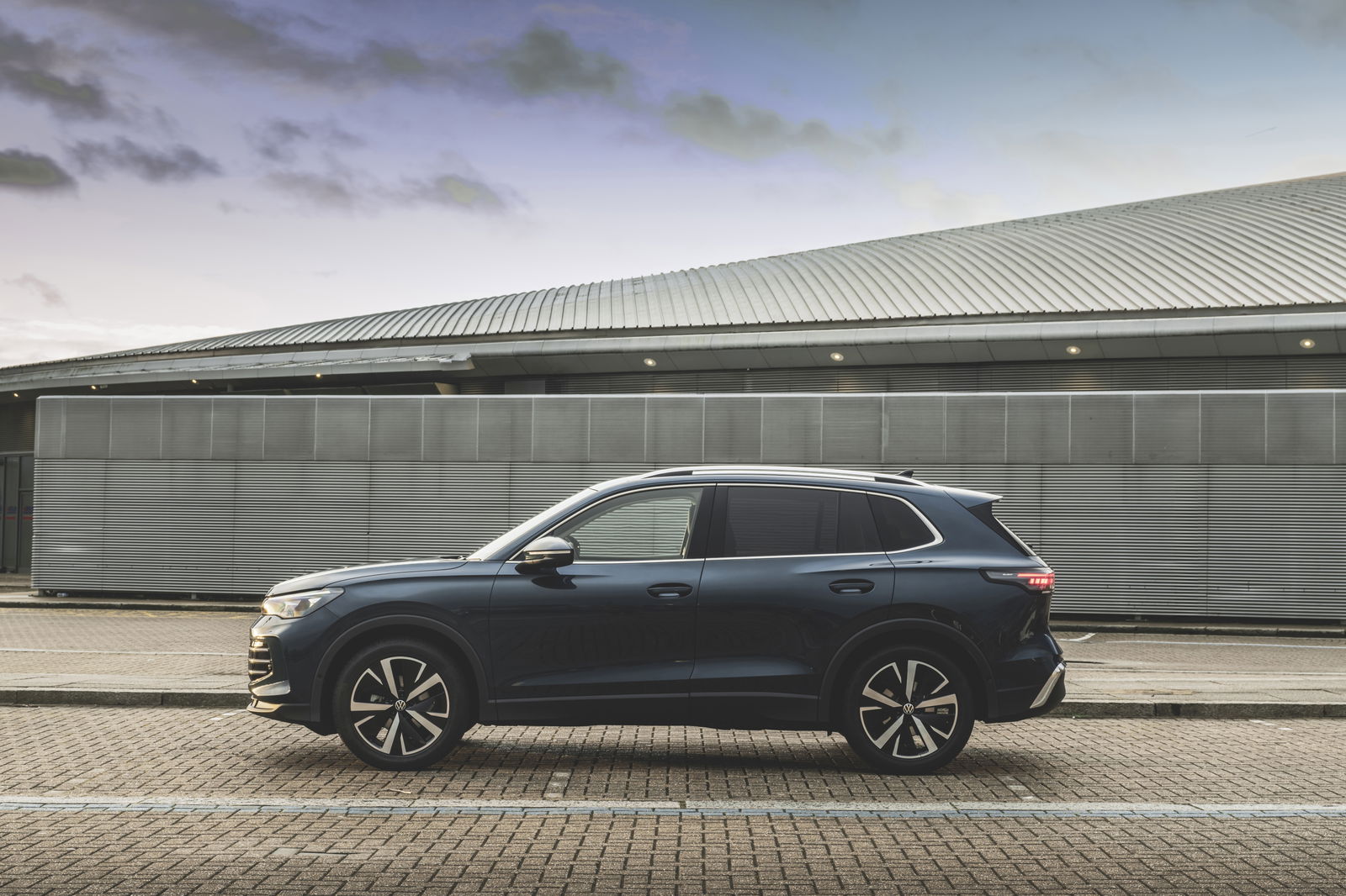 Volkswagen Tiguan - side, static