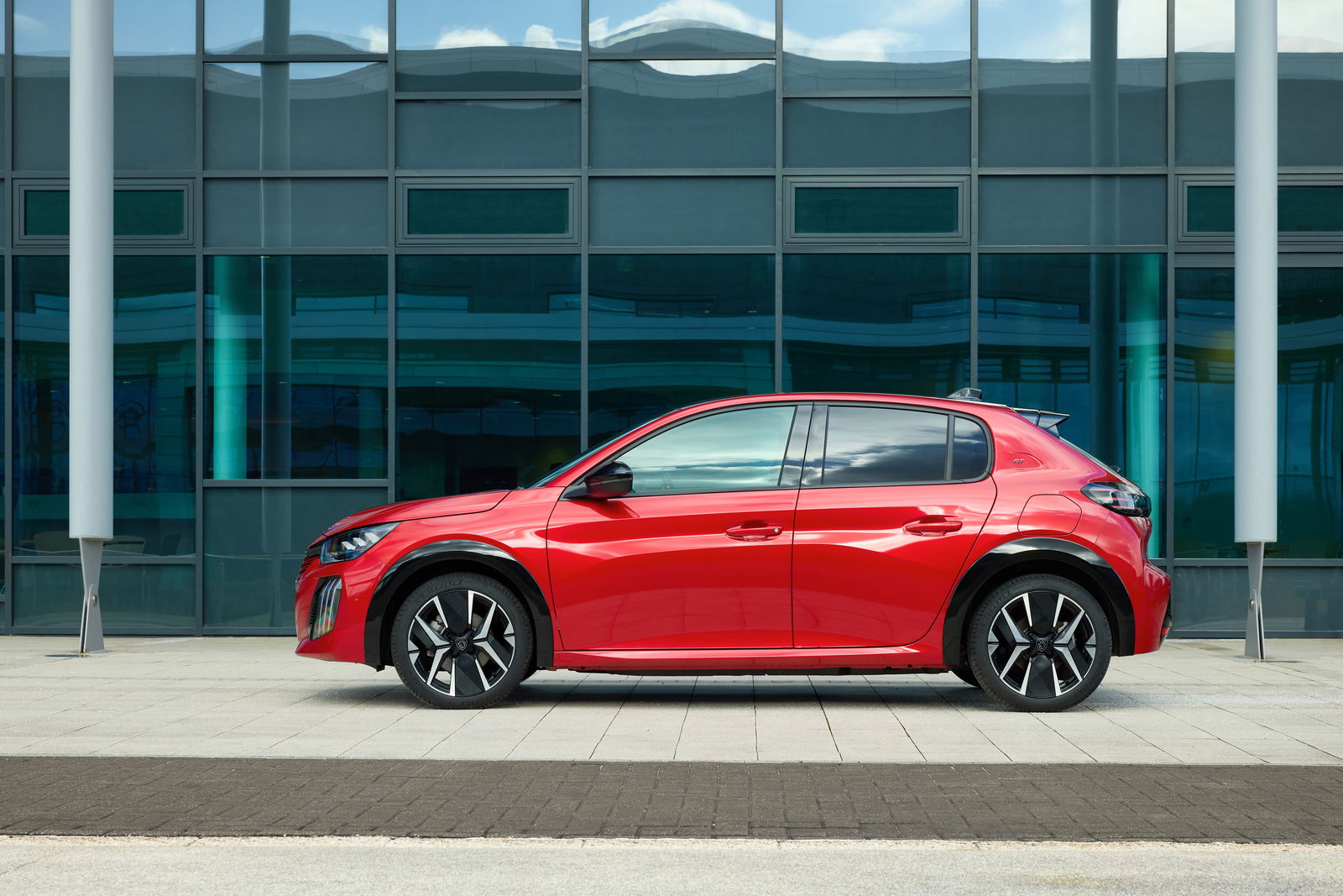 Peugeot 208 - side