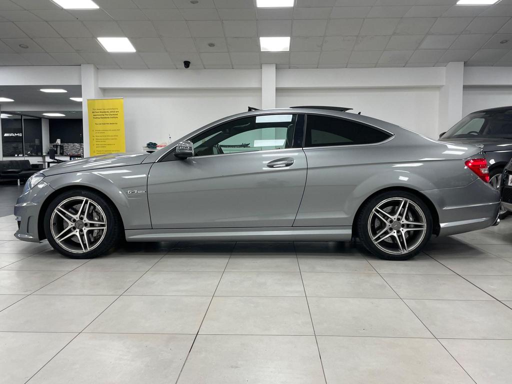 Mercedes-Benz C63 AMG Coupe - side