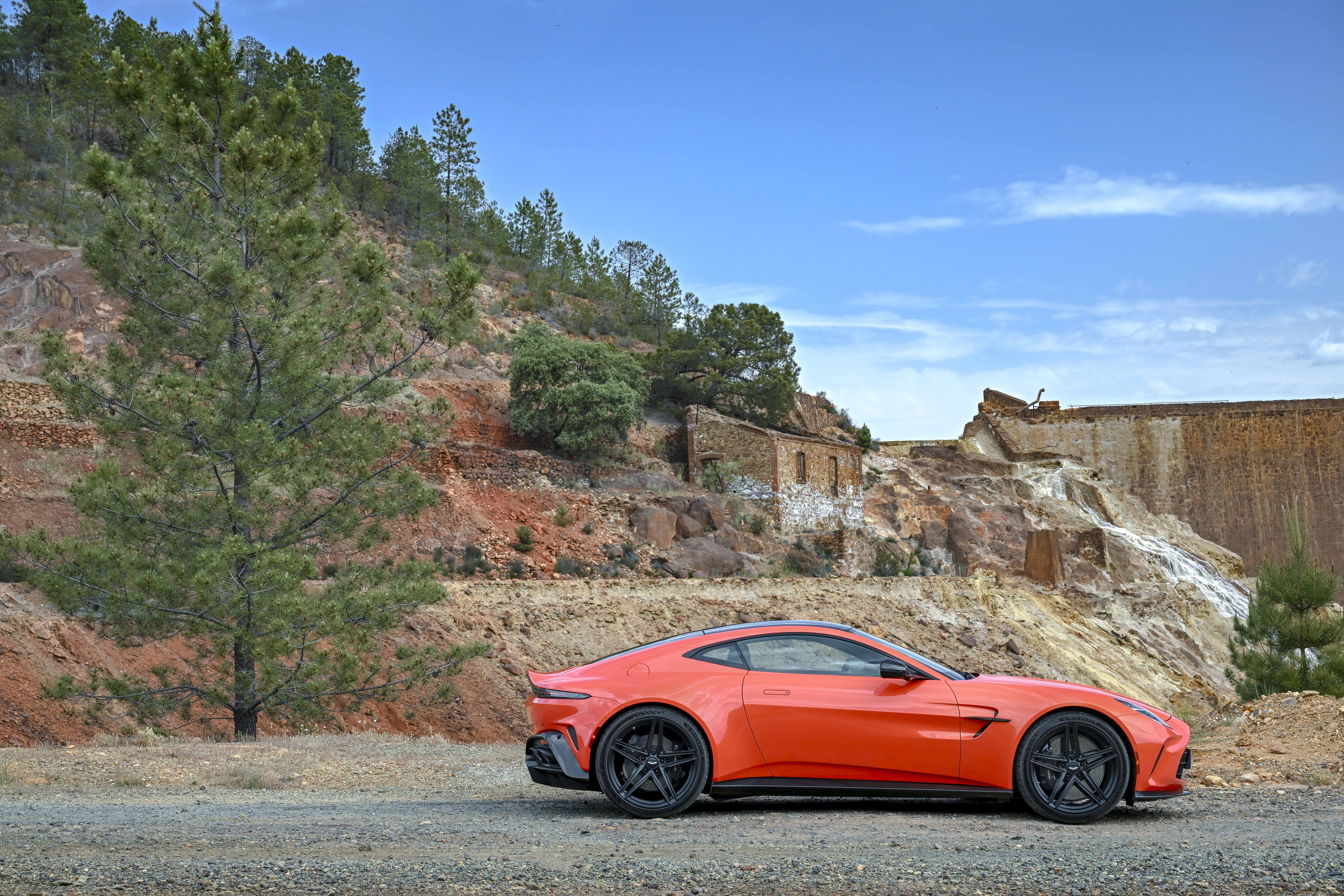 Aston Martin Vantage - side