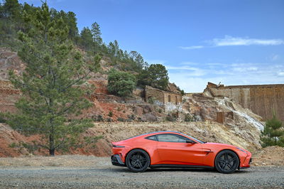 Aston Martin Vantage - side