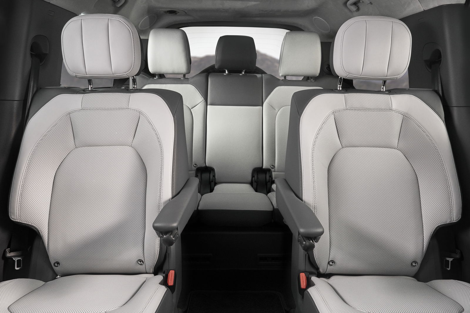 Land Rover Defender 130 - captain's chairs