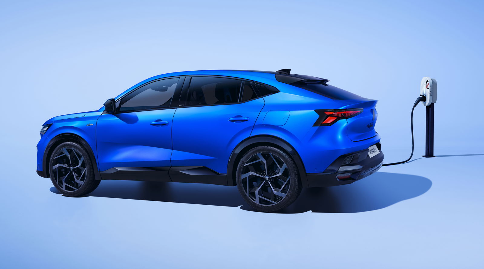 Renault Rafale E-Tech 4x4 300 - side, charging