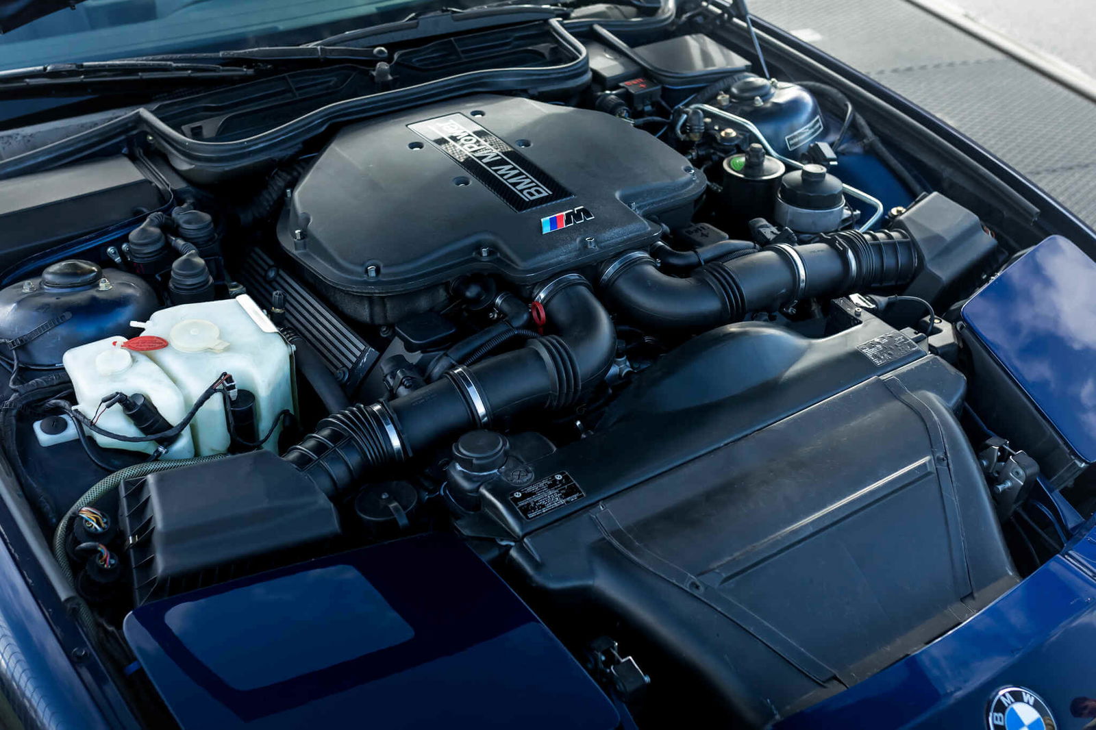 Manhart MH8 5.0 V8 - engine bay
