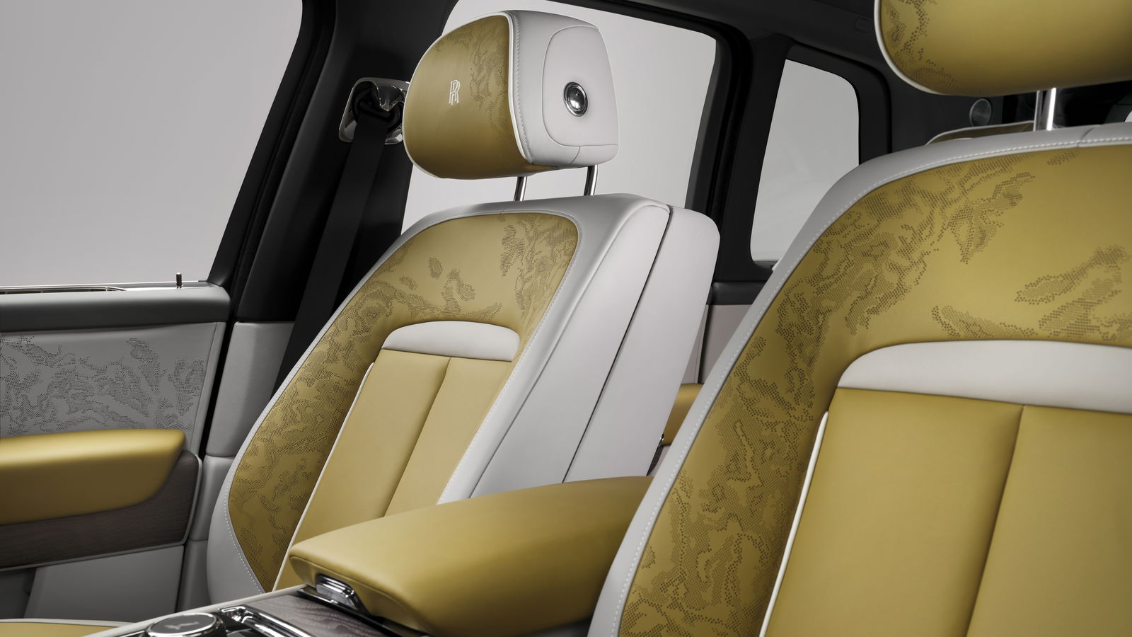 Rolls-Royce Cullinan Series II - front seats