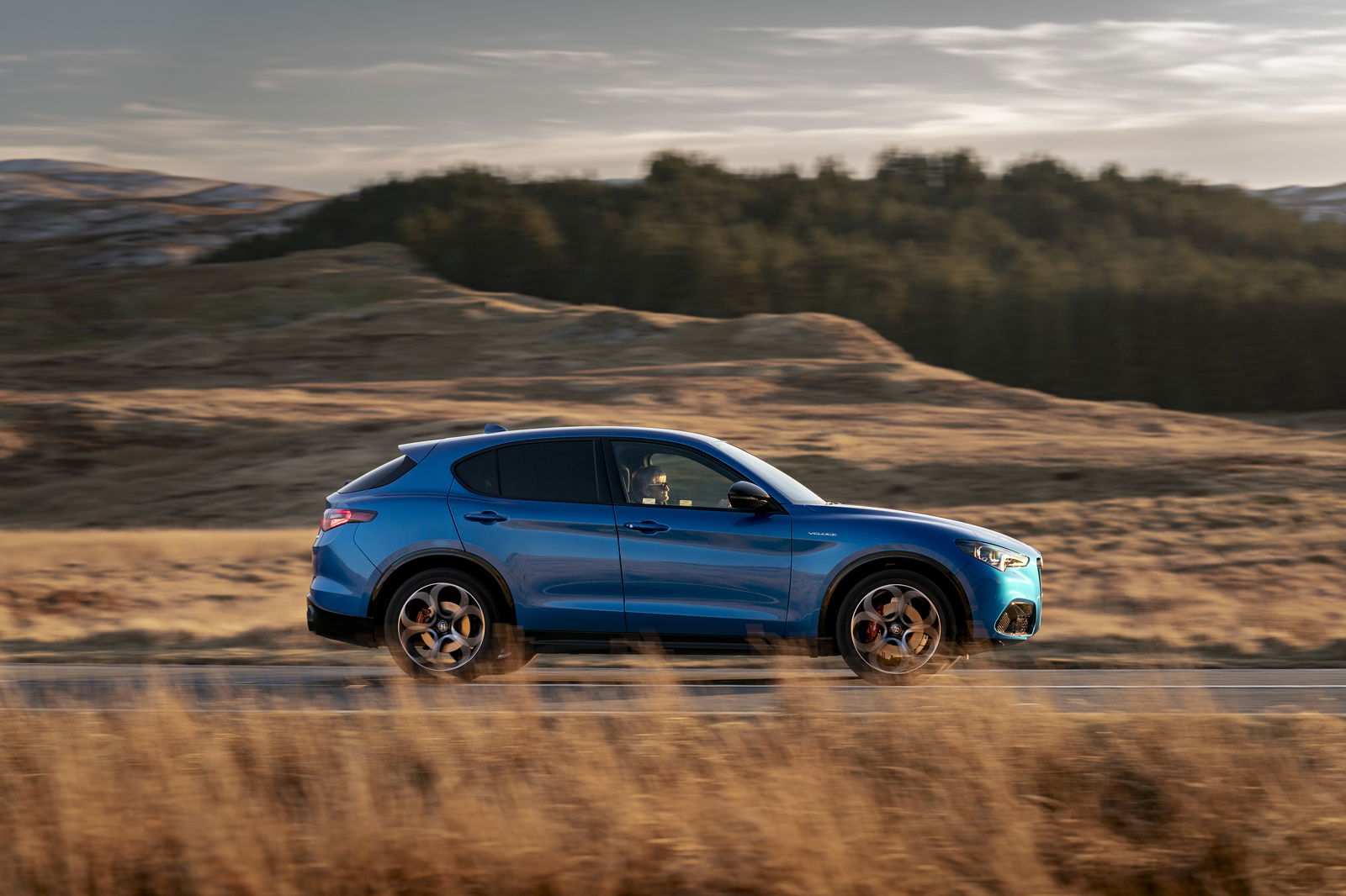 Alfa Romeo Stelvio Veloce - side, dynamic