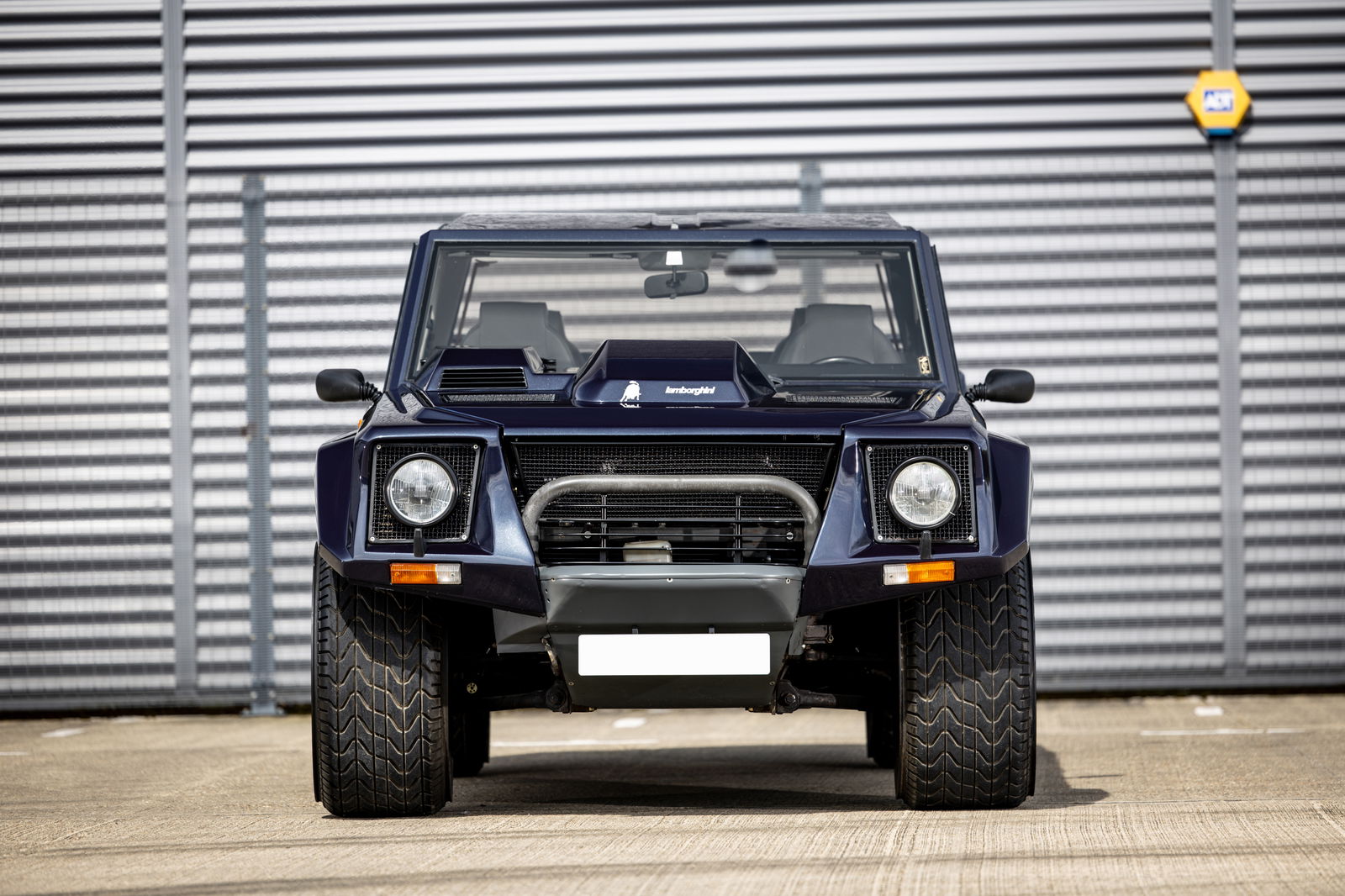 Lamborghini LM002 - front