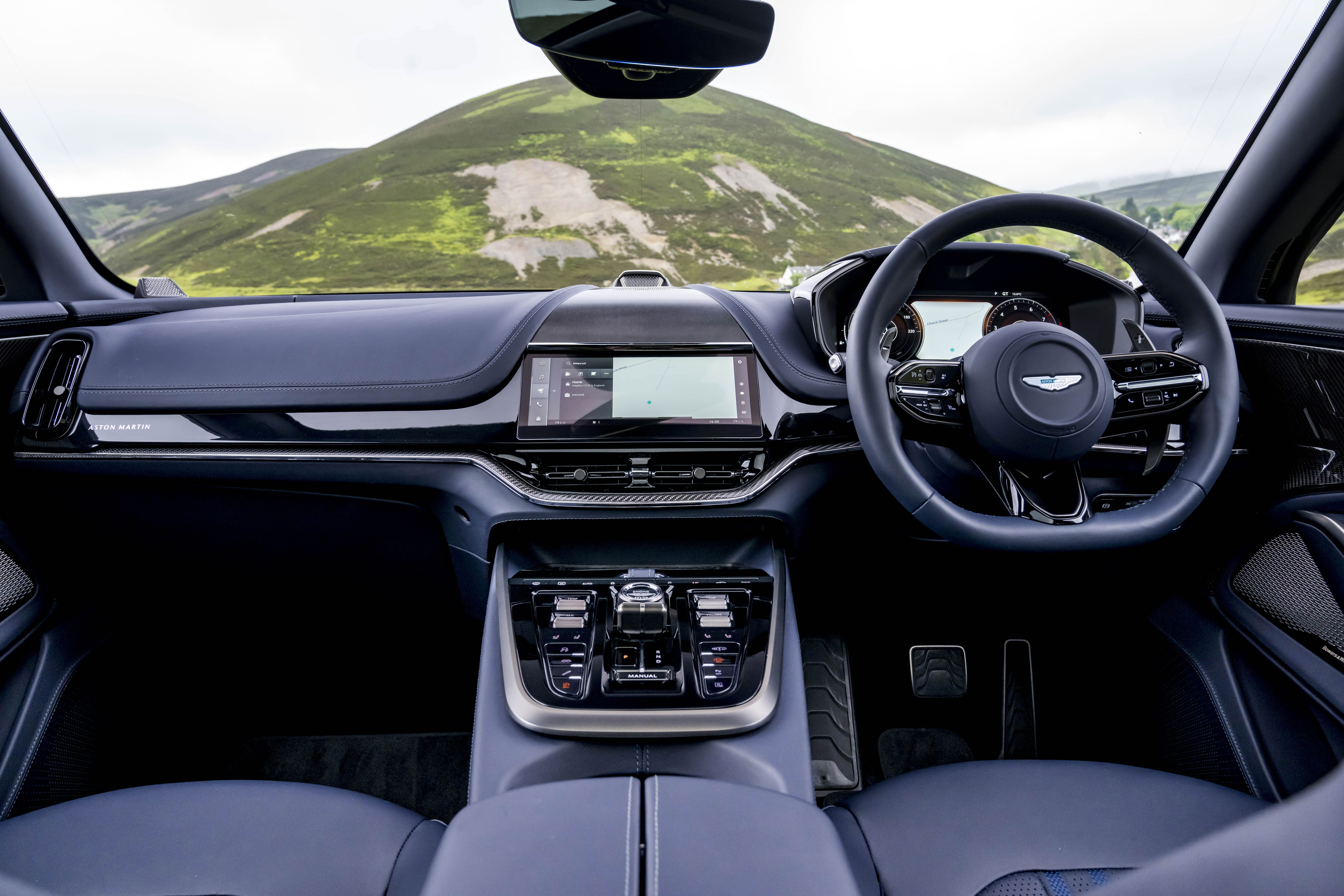 Aston Martin DBX707 - interior