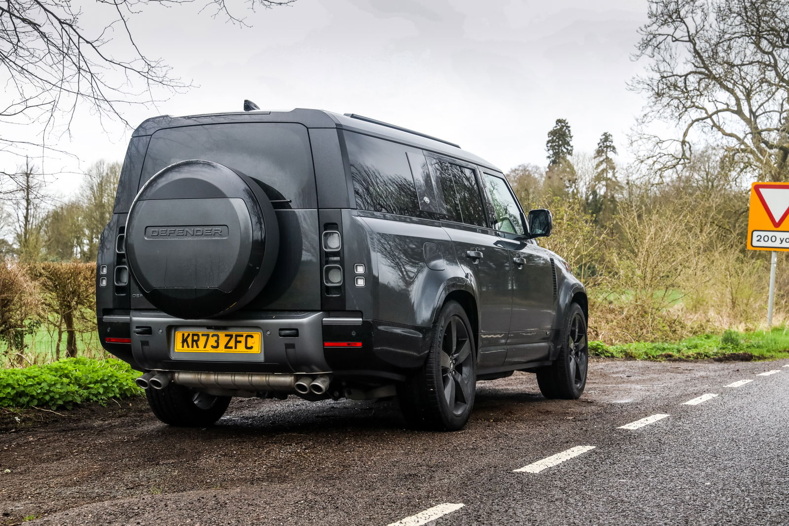 Land Rover Defender 130 V8 - rear