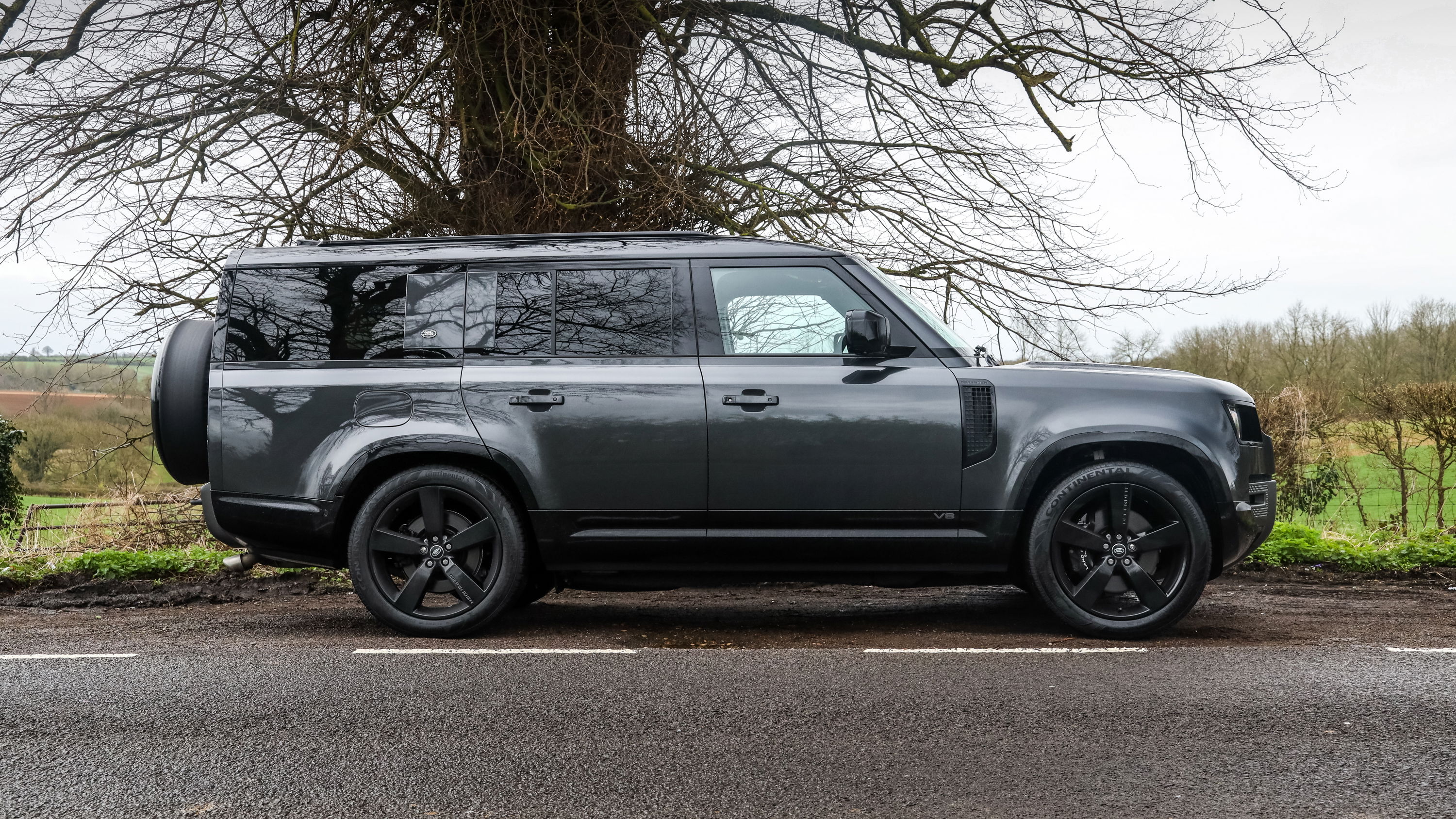 Land Rover Defender 130 V8 - side
