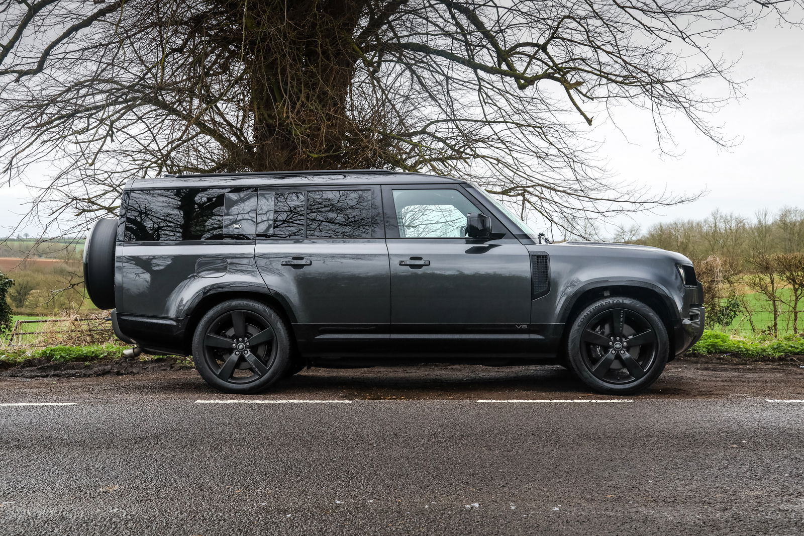 Land Rover Defender 130 V8 - side