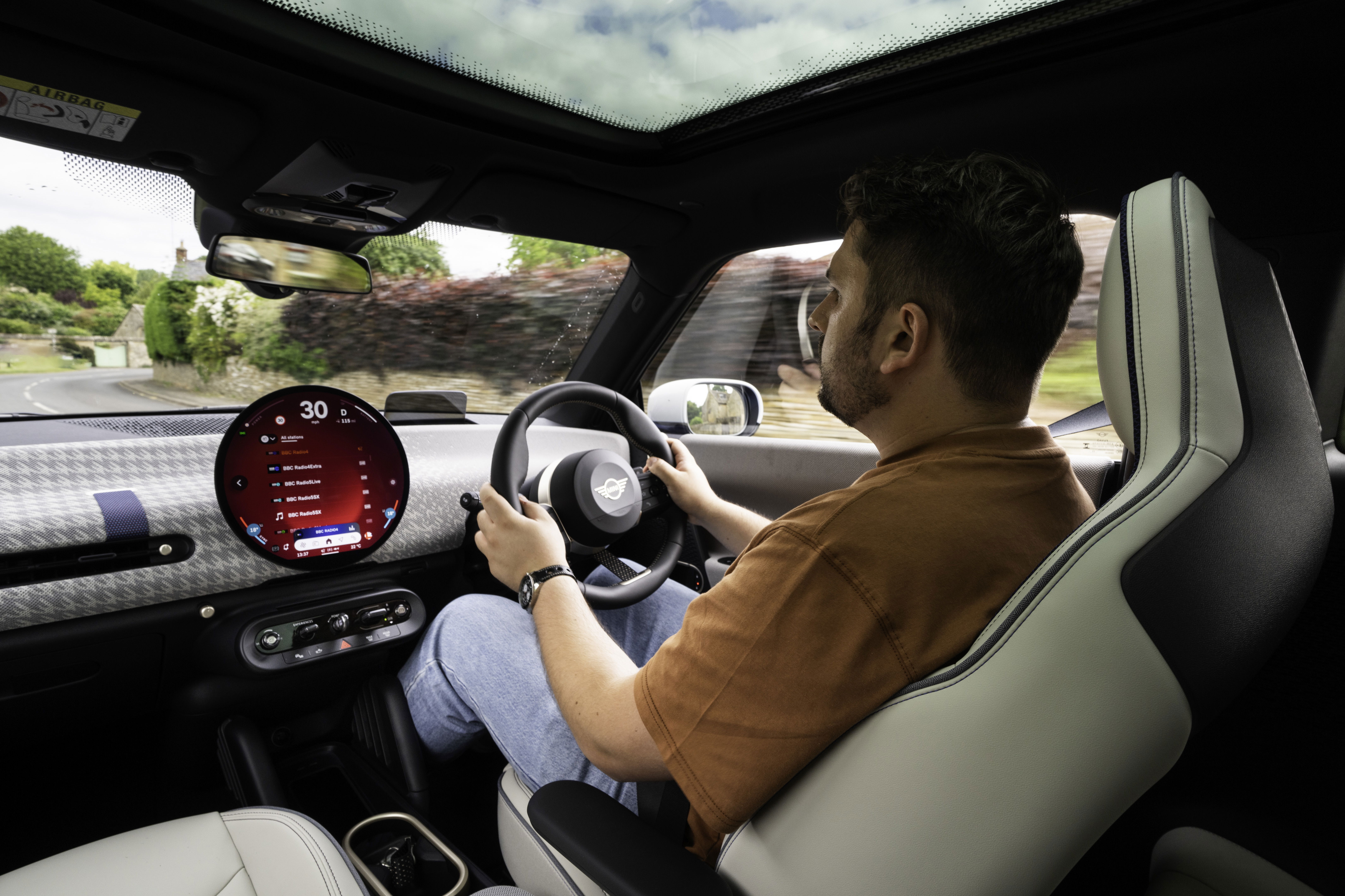 Mini Cooper SE - driving