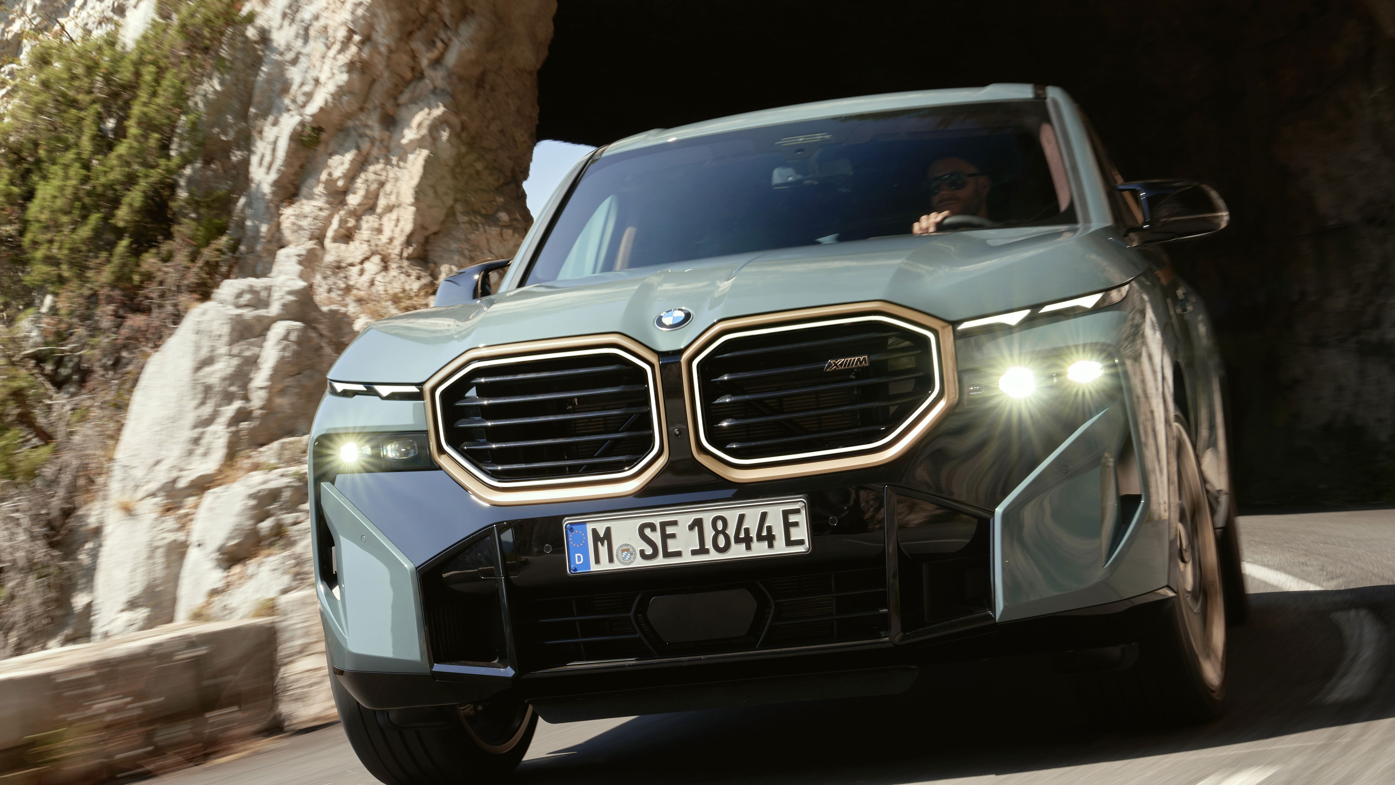 BMW XM - front