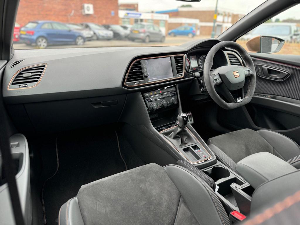 SEAT Leon Cupra R - interior