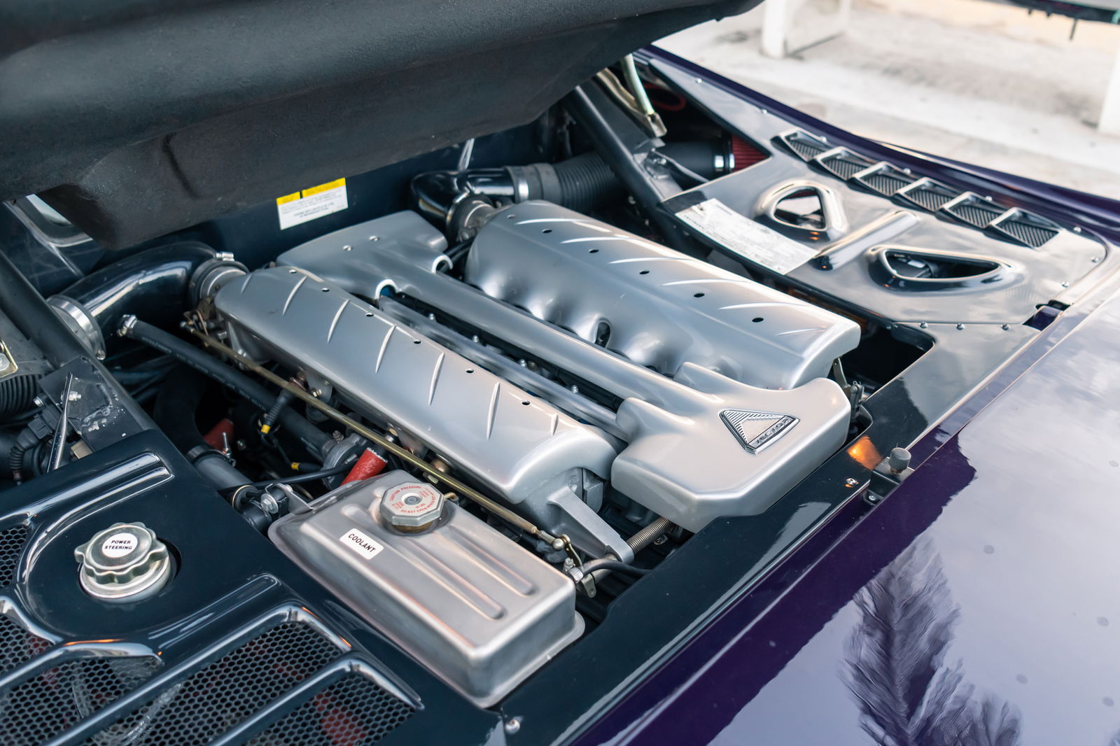 Vector M12 - engine bay
