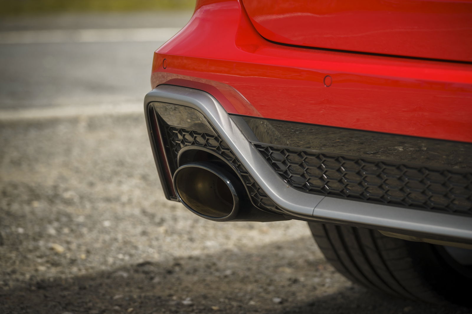 The oval tips of the RS6 hide much smaller real units