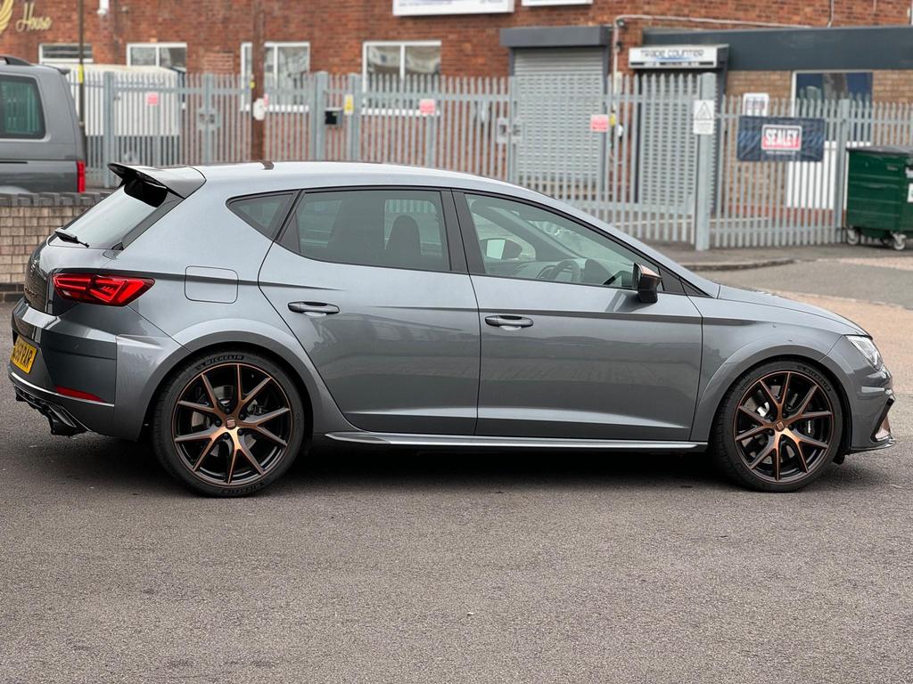 SEAT Leon Cupra R - side