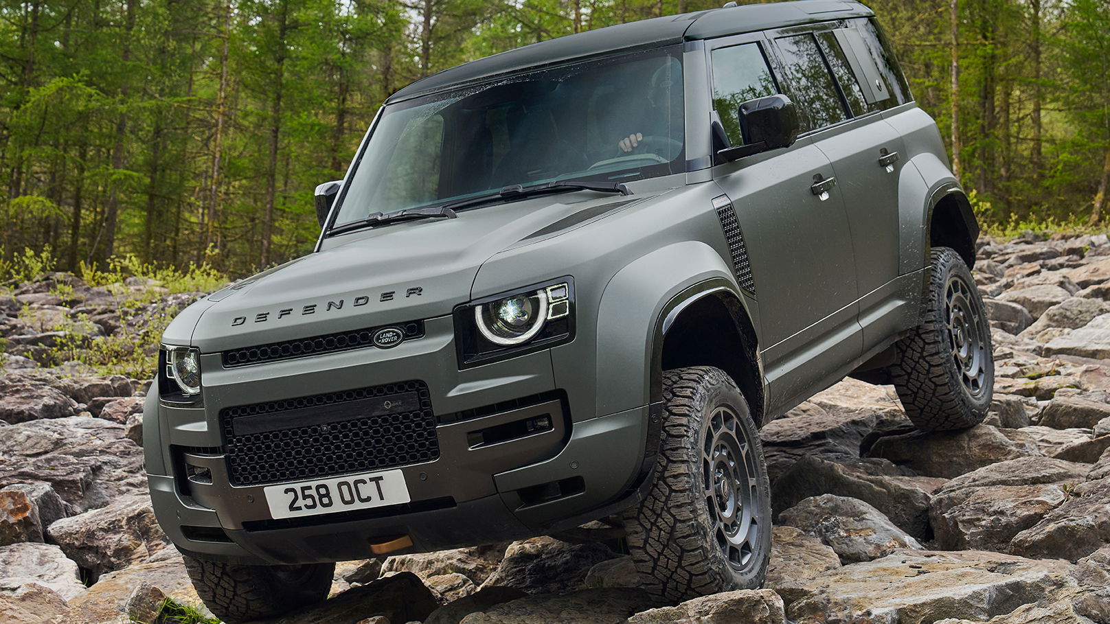 Land Rover Defender OCTA - front